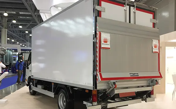 Montage d'un hayon sur camion de livraison