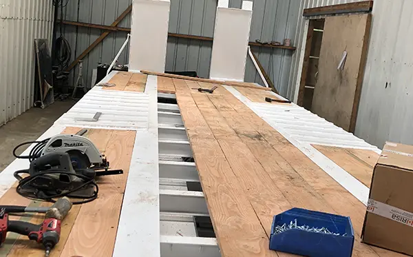 Réfection complète traverses et longerons du chassis du porte-char 3 essieux, soudure, bois neuf et peinture complète