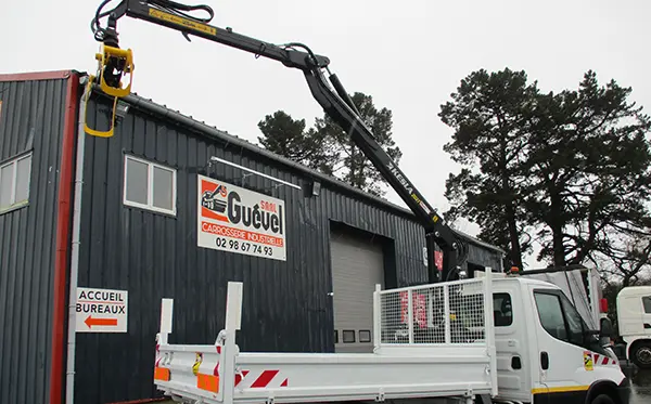 Installation d'une petite grue forestière